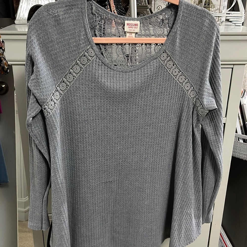 Gray long sleeve with design